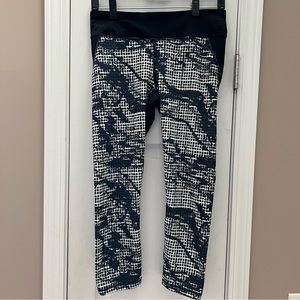 Under Armour Fitted Heat Gear Cropped Leggings Black & White Print Size M